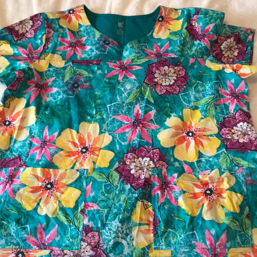 MC2 Scrub top